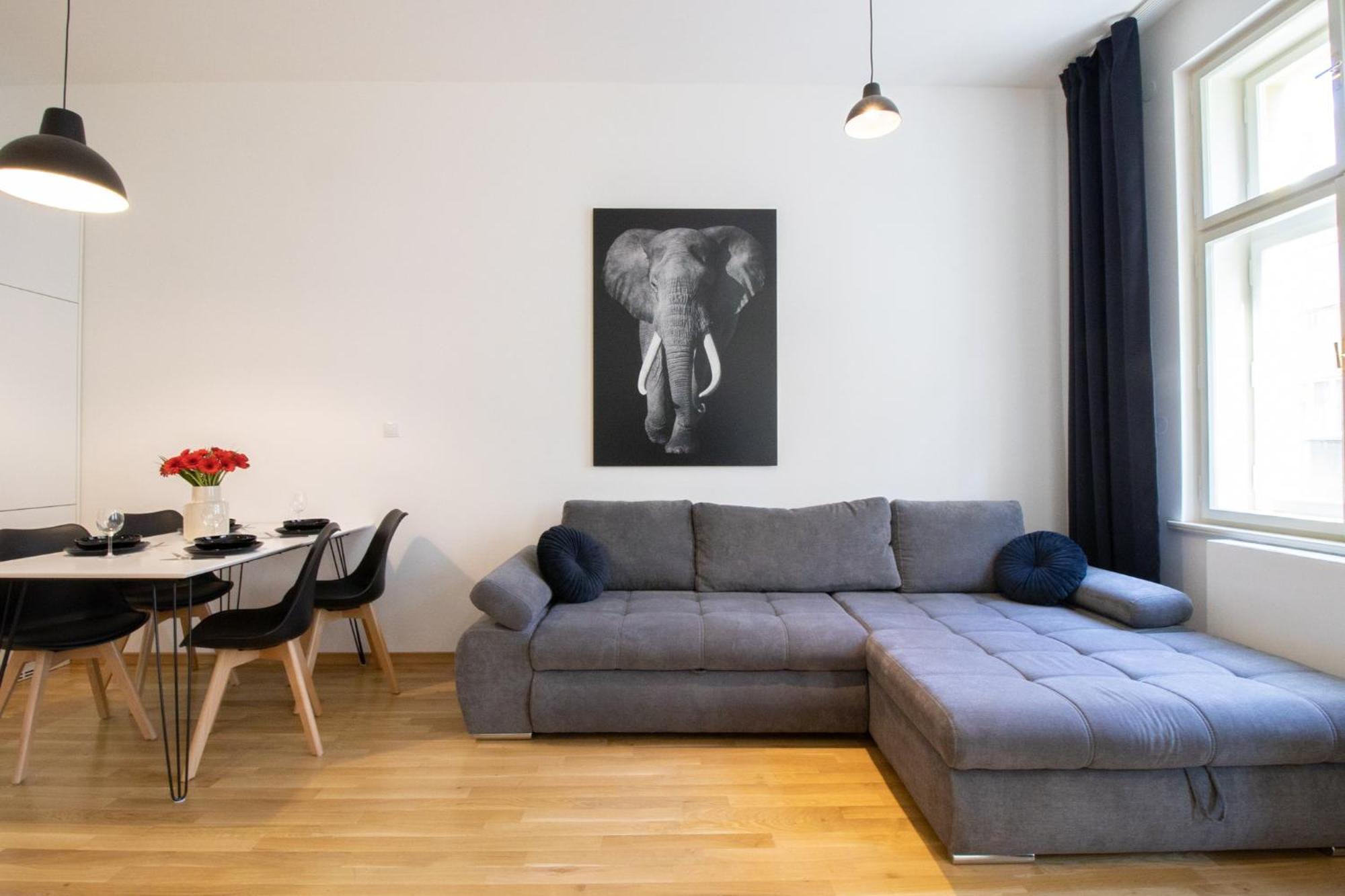 Krakovska Cr Apartment