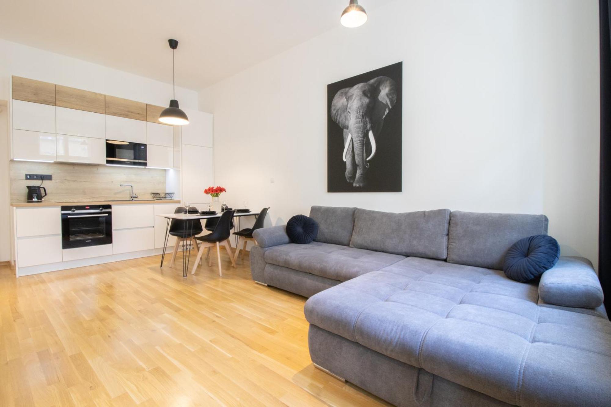 Krakovska Cr Apartment