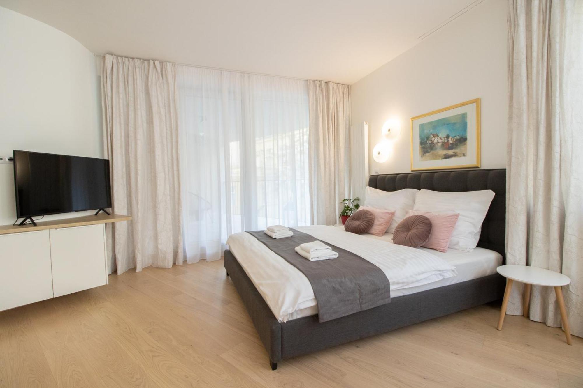 Krakovska Cr Apartment
